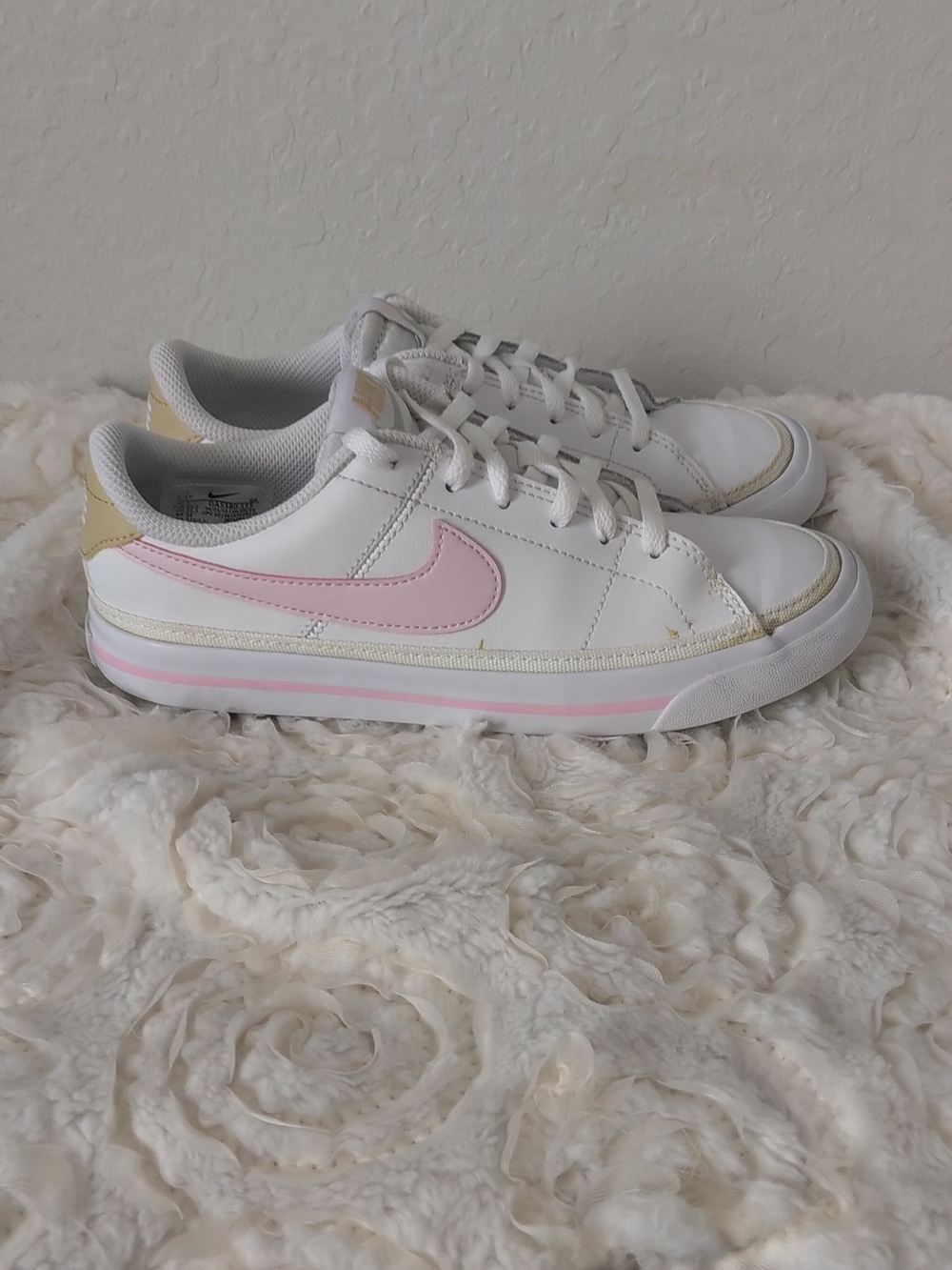 Nike Girls White Leather Low-Top Sneakers with Pink Swoosh - Picture 5 of 7